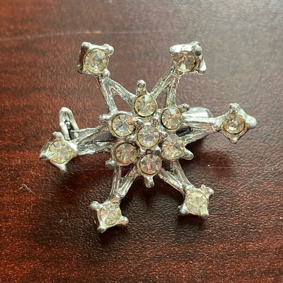 Jewelry - Vintage Snow Flake Rhinestone Brooch